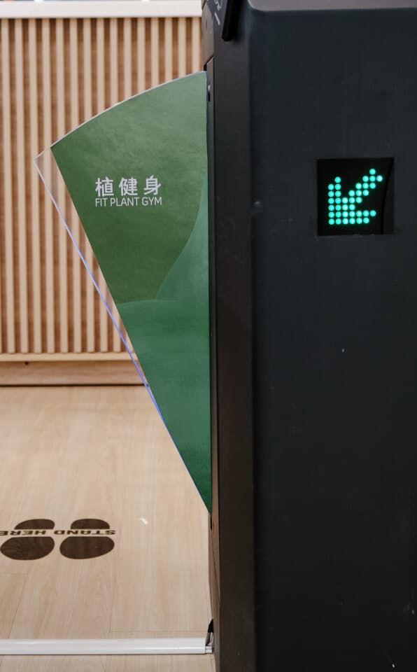 植健身 - 客製化消光黑閘門設計,Logo 門擋品牌識別